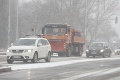 Husté sneženie zaskočilo Bratislavu: Vodiči stoja v kolónach, mešká MHD