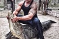 Nebojácny herec Dwayne Johnson: The Rock krotí aligátory
