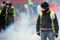 Žlté vesty vo Francúzsku zapálili mýtne búdky: Na diaľniciach spôsobili chaos