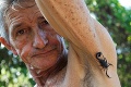 Muž sa necháva raz za mesiac bodnúť škorpiónom: Zázračné účinky