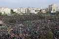V Gaze sa stretli tisíce ľudí: Oslavy vzniku hnutia Hamas za účasti ozbrojencov