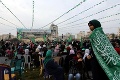 V Gaze sa stretli tisíce ľudí: Oslavy vzniku hnutia Hamas za účasti ozbrojencov