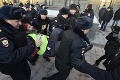 V Rusku zatýkali demonštrantov: Nepovolený pochod ukončil zásah polície