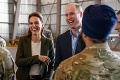 Princ William s manželkou Kate priviezli vojakom vianočné darčeky: Na tie slová silní chlapi nezabudnú