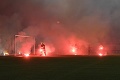 Situáciu museli zachraňovať hasiči: Chuligáni z Prahy rozpútali peklo na ihrisku