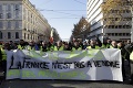 Vo Francúzsku sa protestuje už piatykrát: K demonštrantom sa pridali aj ženy v červenom