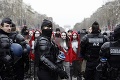 Vo Francúzsku sa protestuje už piatykrát: K demonštrantom sa pridali aj ženy v červenom