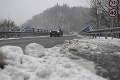 Sneh spôsobuje vodičom prvé problémy: Aká je situácia na slovenských cestách?
