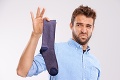 Muž každý deň ovoniaval svoje páchnuce ponožky: Drsné následky!