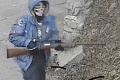 Po Bratislave sa prechádzal maskovaný človek so zbraňou! Polícia žiada o pomoc