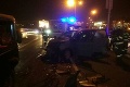 V Bratislave zrážka osobného auta a mikrobusu: Zasahuje 15 hasičov