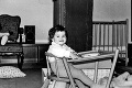Usmievavé dievčatko v pančuchách na detskej stoličke: Spoznávate známu krásku?