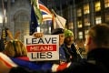 Pred britským parlamentom sa zhromaždili odporcovia brexitu, žiadali nové referendum