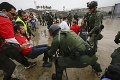 Dramatický protest na hraniciach Mexika a USA: Zatkli desiatky ľudí