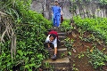 Obetavý žiak Mukhlis z Indonézie: Do školy chodí tri kilometre po rukách