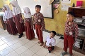 Obetavý žiak Mukhlis z Indonézie: Do školy chodí tri kilometre po rukách