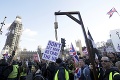 V Londýne pochodujú tisíce ľudí: Nazvali ho Zrada brexitu a obviňujú premiérku