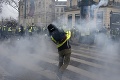 Demonštranti v Paríži sa chceli priblížiť k prezidentskému palácu: Policajti na nich použili slzotvorný plyn