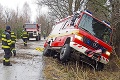 Tatranské cesty boli ako jedno obrovské klzisko: V priekope skončili hasiči aj zhŕňač