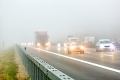 Hustá hmla komplikuje situáciu na cestách: SHMÚ vydal výstrahu