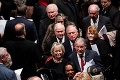 Poľský exprezident sa postaral o škandál: Na pohrebe Busha († 94) v kontroverznom tričku!