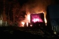 Chatu v Partizánskom zachvátil požiar: Oheň sa rozšíril aj na ďalší objekt, zasahuje desiatka hasičov