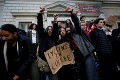 Protesty francúzskych študentov naberajú na obrátkach: Polícia na nich vytiahla slzotvorný plyn