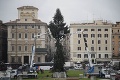 Vlaňajšok bol zlý, tento rok sa v Ríme ešte prekonali: Tak škaredý vianočný strom ste nevideli!