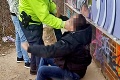 Netradičný zásah v Humennom rozhneval obyvateľov: Policajt vyfackal muža sediaceho na ulici!