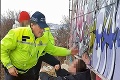 Netradičný zásah v Humennom rozhneval obyvateľov: Policajt vyfackal muža sediaceho na ulici!
