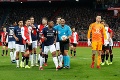 Neuveriteľný moment v šlágri holandskej ligy: Hráč sa rútil na brankára a potom to prišlo
