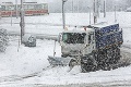 Mestské časti Bratislavy dajú na zimnú údržbu tisíce eur: Ako sa popasujú so snehom?