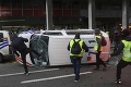Demonštrácie v Bruseli: Nespokojní obyvatelia hádzali do policajtov biliardové gule