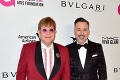 Elton John dovolenkuje v Taliansku a užíva si kráľovskú opateru: Speváka nosia na rukách