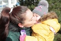 Slovenskí rodičia reagujú na fotku Beckhamovcov: Čo si myslíme o bozkávaní detí na ústa