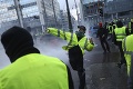 Demonštrácie v Bruseli: Nespokojní obyvatelia hádzali do policajtov biliardové gule