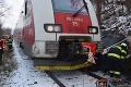Nehoda v Bardejove: Z auta, do ktorého narazil vlak, vodiča vyslobodzovali