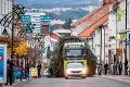 Námestie v Banskej Bystrici už zdobí symbol Vianoc: Smrek vysoký 18 metrov