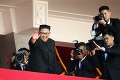 Vojenská prehliadka na počesť 70. výročia vzniku KĽDR: Ukázal Kim aj obávané rakety?