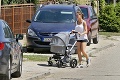 Mamička Pocisková zbytočne nerozhadzuje: Dcérku vozí v kočíku po synovi