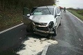 Čelná zrážka si vyžiadala dvoch zranených ľudí: Cesta pri Brodzanoch je uzavretá
