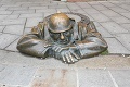 Ďalší útok vandalov? Z centra Bratislavy zmizla legendárna socha Čumila