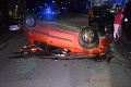 Havária mladého šoféra: Osobné auto na streche, spolujazdca (16) ratoval vrtuľník