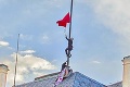 Na Pražskom hrade viala nová vlajka: Namiesto štandardy obrovské červené trenírky!