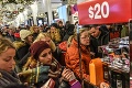 Američania v nákupnom ošiali kvôli Black Friday: Ľudia sa o zľavnené produkty trhali