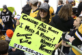 Verná fanúšička zúfalo potrebovala darcu obličky: Vďaka transparentu na zápase NHL sa jej podaril zázrak