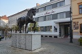 Kontroverzný žrebec v centre Košíc čelí kritike: Prečo sochu koňa osadili tajne v noci?
