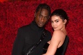 Kylie Jenner z klanu Kardashianovcov berie život poriadne zhurta: Išla pod čepiec!