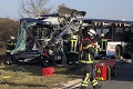 Čelná zrážka dvoch autobusov: 40 zranených, medzi nimi aj deti!