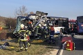 Čelná zrážka dvoch autobusov: 40 zranených, medzi nimi aj deti!